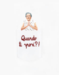Dettaglio della T-Shura maglietta con sciura nel taschino che chiede "Quando ti sposi?" le magliette delle nonne, la frase della nonni è ricamata in bordeaux