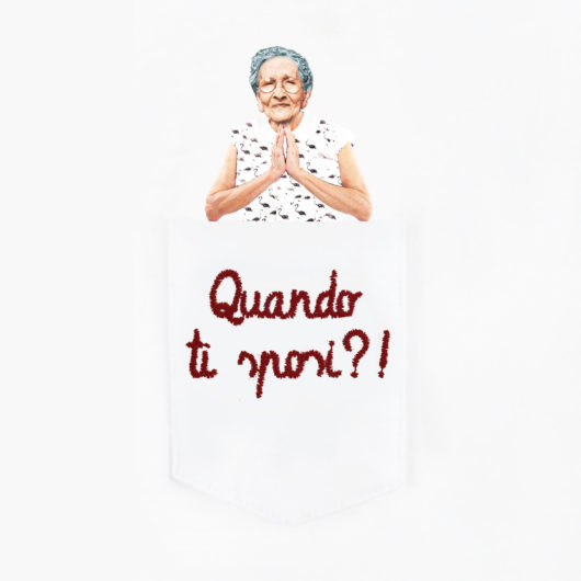 Dettaglio della T-Shura maglietta con sciura nel taschino che chiede "Quando ti sposi?" le magliette delle nonne, la frase della nonni è ricamata in bordeaux