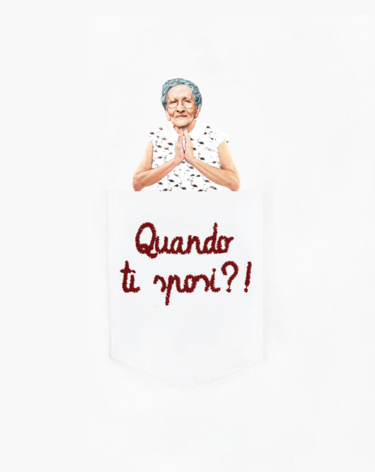 Dettaglio della T-Shura maglietta con nonna nel taschino che chiede "Quando ti sposi?" le magliette delle nonne, la frase della nonni è ricamata in bordeaux