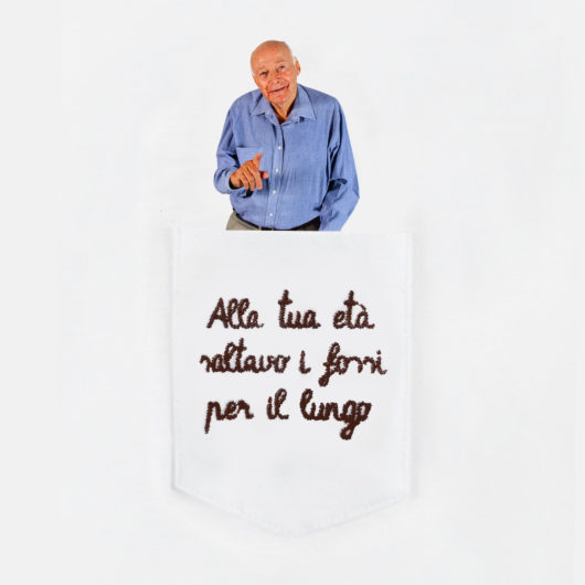 Dettaglio della T-Shura maglietta con nonno nel taschino che dice "Alla tua età saltavo i fossi per il lungo" le magliette dei nonni, la frase dei nonni è ricamata in marrone t-sciura