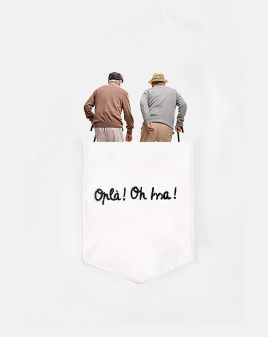 Dettaglio della maglietta con due nonni di spalle a passeggio nel taschino della T-Shura "Oplà Oh Issa"" le magliette dei nonni, la frase dei nonni e degli umarell è ricamata in nero t-sciura