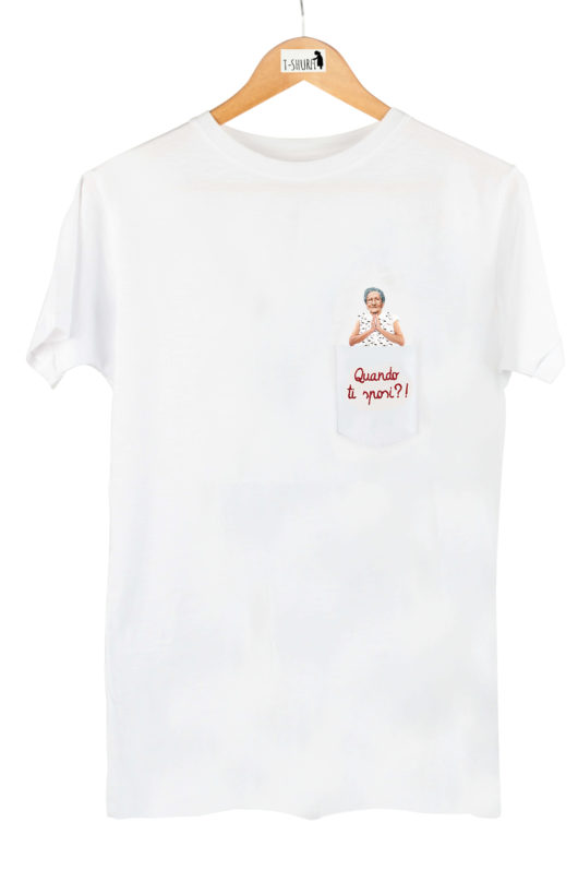 T-Shura Uomo su gruccia, t-shirt con sciura anziana che supplica "Quandoti sposi?" esclamazione nonna ricamata su taschino della maglietta perfetta per nipoti single o che si sposano