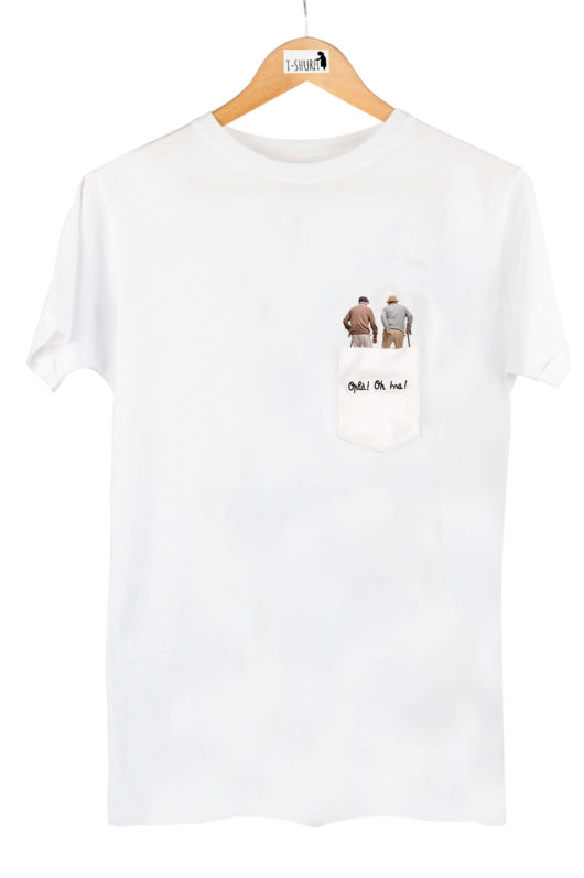 T-Shura Uomo su gruccia, t-shirt con anziani con bastone che vanno a passeggio e dicono "Oplà Oh Issa" esclamazione nonni ricamata su taschino