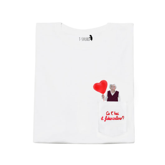 T-Shura femminile frontale - t-shirt con anziana scritta Ce'hai il fidanzatino? Ricamata in rosso su taschino
