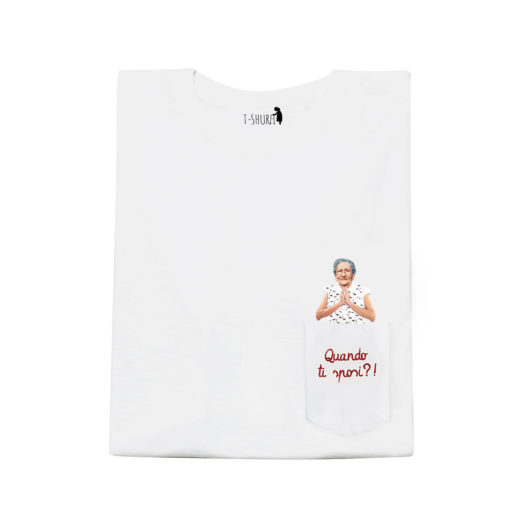 T-Shura frontale Sposi - t-shirt con anziana scritta Quando ti sposi? Frase della nonna ricamata in bordeaux su taschino