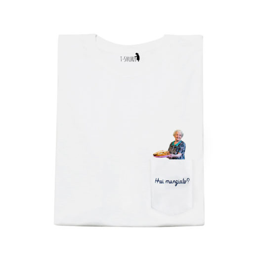 T-Shura maglietta con nonna che cucina - t-shirt con vecchietta con cibo per nipoti che chiede "Hai mangiato?" Frase ricamata in blu su taschino