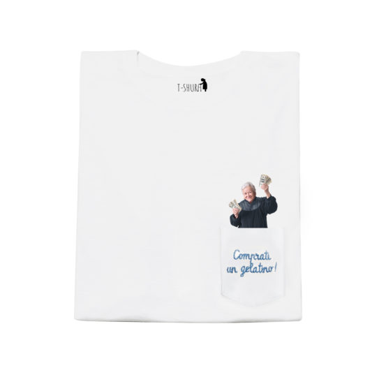 T-Shura maglietta nonna frontale - t-shirt con vecchietta con mancetta scritta Comprati un gelatino Frase ricamata in azzurro su taschino delle magliette dei veri Cocchi di Nonna