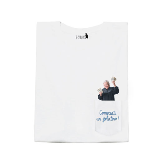 T-Shura maglietta nonna frontale - t-shirt con vecchietta con mancetta scritta Comprati un gelatino Frase ricamata in azzurro su taschino delle magliette dei veri Cocchi di Nonna