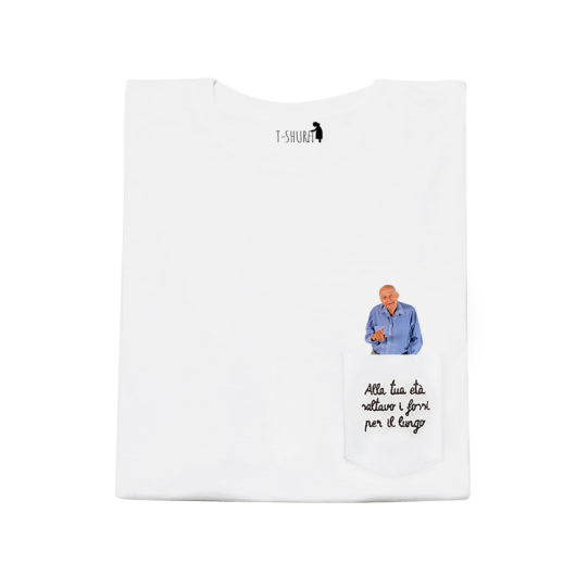 T-Shura maglietta umarell - t-shirt con anziano scritta Alla tua età saltavo i fossi per il lungo ricamata in nero su taschino con frasi tipiche nonni
