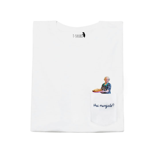 T-Shura maglietta con nonna che cucina - t-shirt con vecchietta con cibo per nipoti che chiede "Hai mangiato?" Frase ricamata in blu su taschino