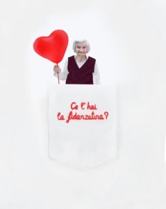 Dettaglio della T-Shura maglietta con nonna nel taschino che chiede "ce l'hai la fidanzatina?" le magliette delle nonne, la frase della nonna è ricamata in rosso