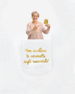 Dettaglio della nonna nel taschino della T-Shura Limited Edition Pastiglie Leone "Non accettare le caramelle dagli sconosciuti!" le magliette dei nipoti, la frase dei nonni è ricamata in oro