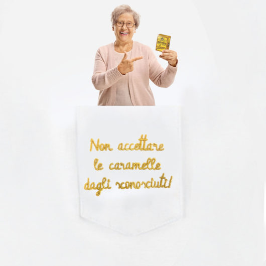 Dettaglio della nonna nel taschino della T-Shura Limited Edition Pastiglie Leone "Non accettare le caramelle dagli sconosciuti!" le magliette dei nipoti, la frase dei nonni è ricamata in oro