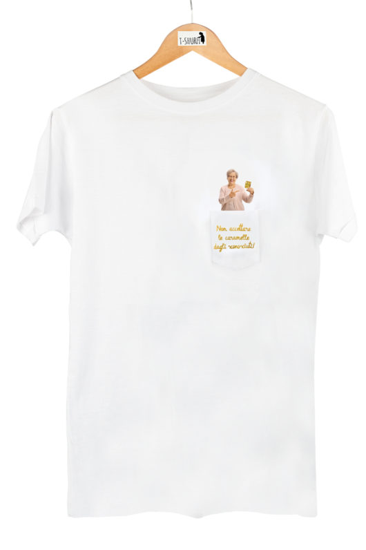 T-Shura Limited Edition Pastiglie Leone Uomo su gruccia, t-shirt con anziana Che dice "Non accettare le caramelle dagli sconosciuti!" ricamo frase tipica dei nonni