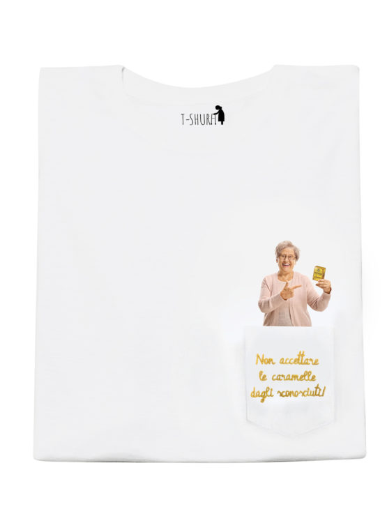 T-Shura maschile e femminile frontale per collaborazione Pastiglie Leone - t-shirt con nonna scritta Non accettare le caramelle dagli sconosciuti ricamata in oro su taschino